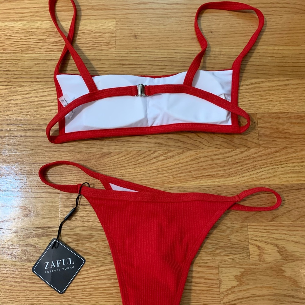 Red bikini - Picture 2 of 2